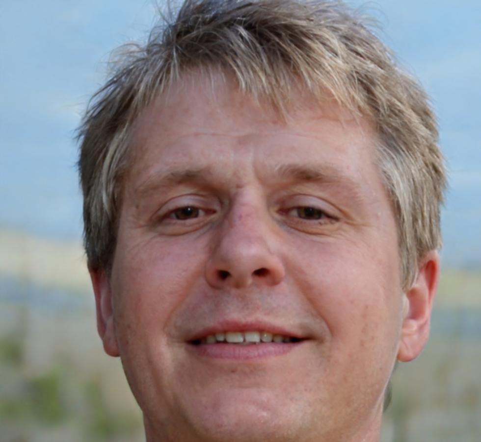 Eamon Sutherland senior financial analyst